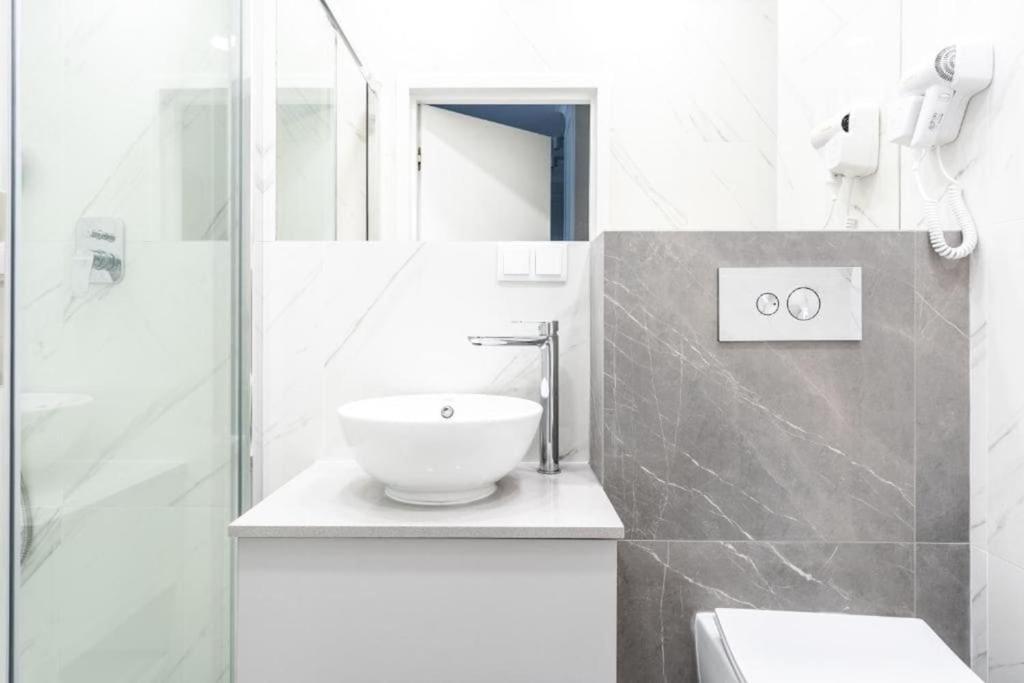 Chic & Luxury Apartment By Mennica Residence Warschau Buitenkant foto